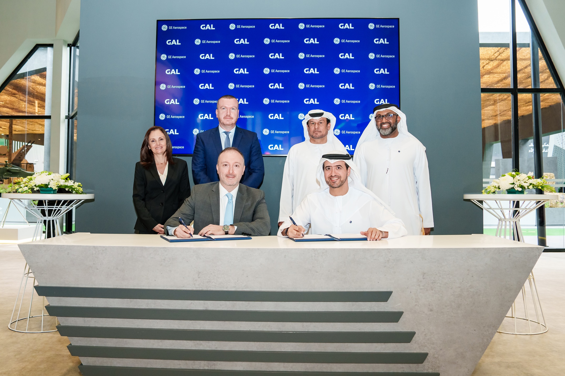 (L-R) Witness: Roula Rabbat and David Holmes from GE Aerospace - Mohamed Alketbi and Ahmed Almaazmi from GAL Signing: Salim Mousallam, Regional Vice President - Defense & Systems, GE Aerospace & Mahmood Alhay Alhameli, Chief Executive Officer at GAL